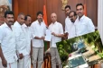 பரபரப்பாகும் தமிழக அரசியல் ; நிறுத்தப்பட்ட பதவியேற்பு விழா ; மீண்டும் ஆளுநரை சந்திக்க விரையும் விஜய்