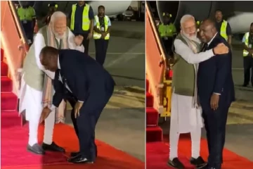 மோடியின் காலைத்தொட்டு வணங்கிய பிரதமர்