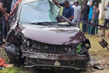 நிவாரண உதவிகளை கொண்டு சென்ற கார் புகையிரதத்துடன் மோதி விபத்து