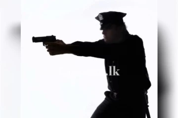 වැටලීමකට ගිය පොලිස් නිලධාරීන් බල්ලන් ලවා සපා කෑමට සලස්වා පහරදුන් සැකකරුට වෙඩි..