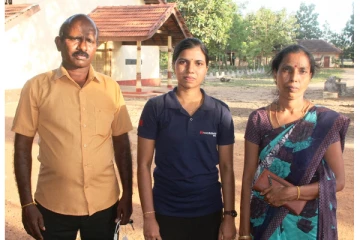 ஆடைத்தொழிற்சாலையில் பணிபுரிந்து உயிரியல் பிரிவில் சாதனை படைத்த மாணவி