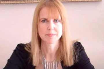 அமெரிக்காவின் கோடீஸ்வர கருமிப் பெண் பட்டத்தைப் பெற்ற 50 வயது பெண்