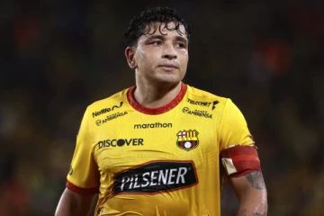 கடைக்கு வெளியே நின்ற பிரபல கால்பந்து வீரர் சுட்டுக்கொலை