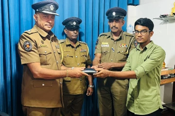 பொலிஸ் கான்ஸ்டபிள் ஒருவரின் நேர்மையான செயல்! (Photos)