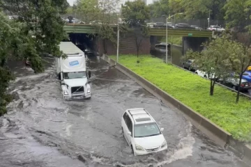 வெள்ளக்காடான நியூயார்க்; அவசர நிலை பிறப்பிப்பு