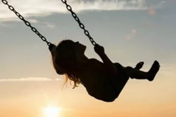 ஊஞ்சல் கட்டி விளையாடிய சிறுமிக்கு நேர்ந்த துயரம்