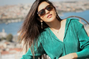 அதுல்யா ரவியா இது.. ட்ரெண்டி உடையில் லேட்டஸ்ட் ஸ்டில்கள்