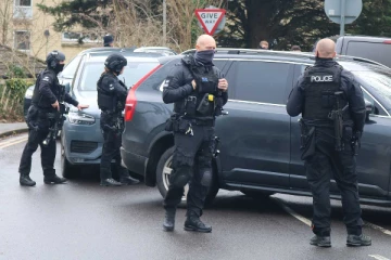 இங்கிலாந்து மருத்துவமனைக்குள் பட்டாக்கத்தியுடன் நுழைந்த மர்ம நபர்: பொலிசார் குவிப்பு