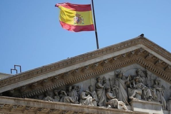 உலக நாடுகள் புலம்பெயர்தலை எதிர்க்கும் நிலையில் நாடொன்று வெளியிட்டுள்ள மகிழ்ச்சியான செய்தி | Spain Give Undocumented Migrants Legal Way To Stay