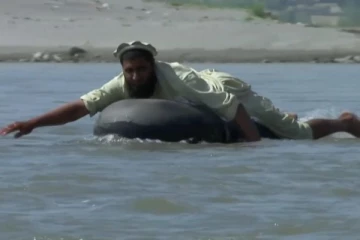 ஆப்கானிஸ்தானின் பாடசாலைக்கு உயிரை பணயம் வைத்து மிதந்து செல்லும் ஆசிரியர்கள்