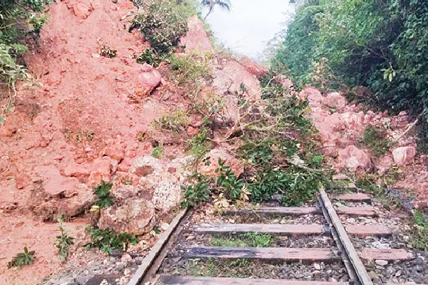 தொடருந்து பாதைகளை அவசரமாக மீளமைத்தால் விபரீதங்கள் ஏற்படலாம் : வெளியான தகவல் | Railway Department Kandy Railway