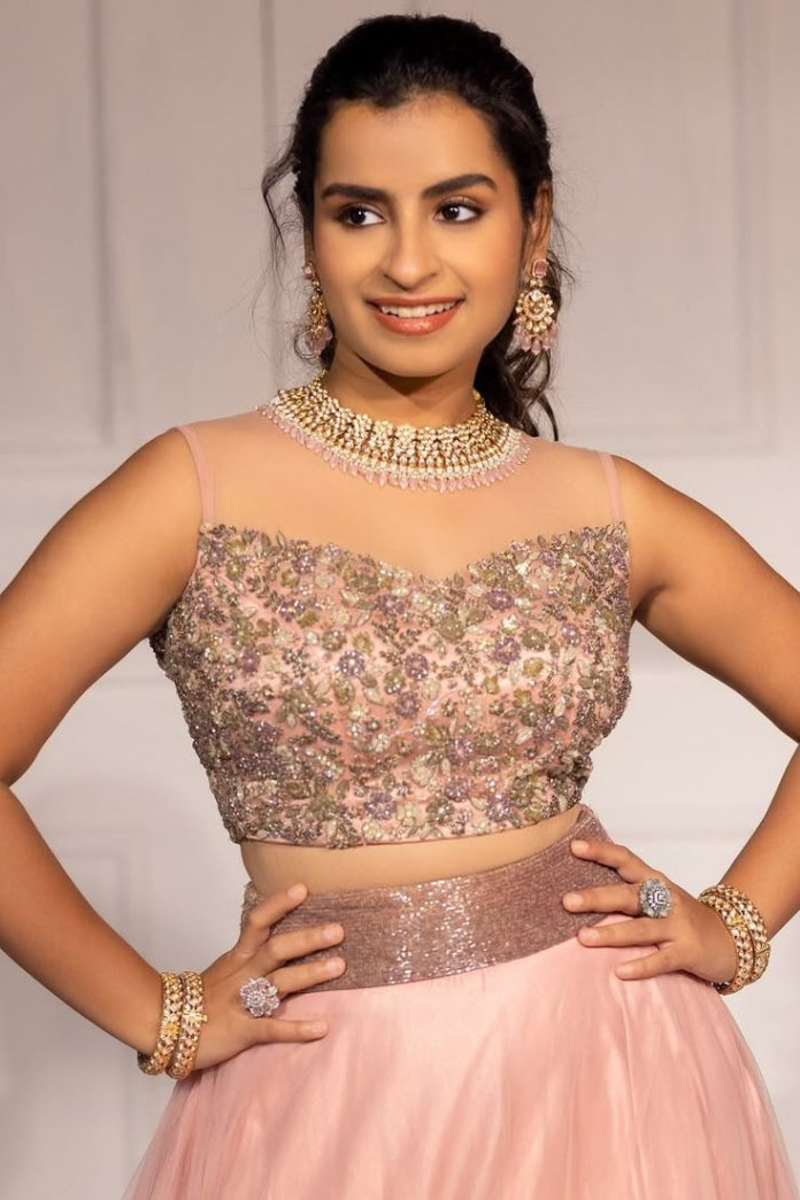 இந்த புகைப்படத்தில் உள்ள குழந்தை யார் தெரியுமா? இன்று ரசிகர்களின் மனம் கவர்ந்த பிரபலம் | Popular Television Celebrity Childhood Photo