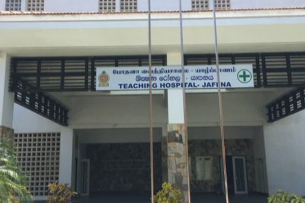 யாழ்.போதனா வைத்தியசாலைக்கு அரச ஊழியர் மீது கண்மூடித்தனமான தாக்குதல்! | Attack On Government Employee At Jaffna