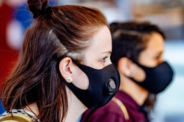 எந்த வகை மாஸ்க் அணிவது பாதுகாப்பானது? Omicron வைரஸ் பரவிவரும் நிலையில் கனேடிய நிபுணர்களின் ஆலோசனை