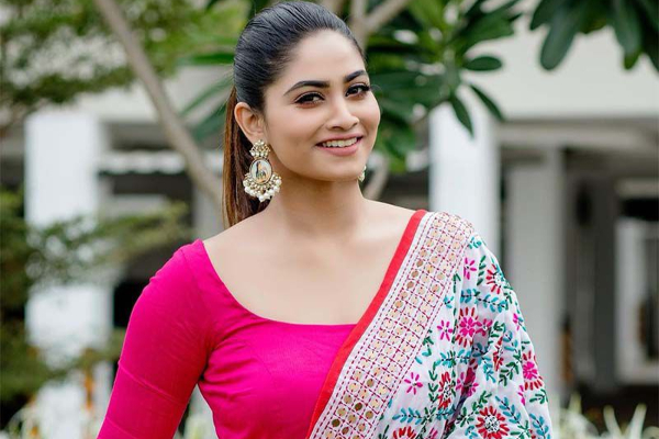 டிவிட்டரில் டிரெண்ட் ஆகும் இளம் பிக் பாஸ் நடிகை.. காரணம் இதுதானா | Popular Bigg Boss Actress Treding In Twitter