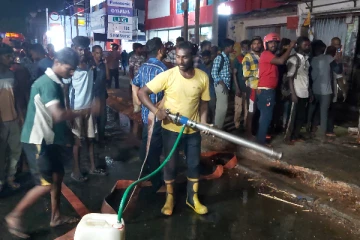 வவுனியாவில் தீ விபத்து - பற்றி எரிந்த உணவகம்