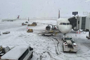 அமெரிக்காவில் கடந்த 2 ஆண்டுகளில் இல்லாத கடும் பனிப்பொழிவு; 1000 விமானங்கள் ரத்து