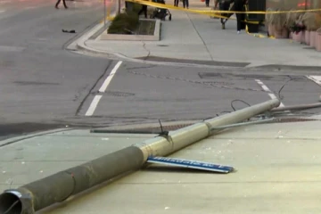 கனடாவில் நடந்து சென்ற பெண்ணிற்கு நேர்ந்த சோகம்! தலையில் வந்து விழுந்த மின் கம்பம்