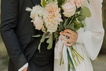 திருமணத்திற்கு அலுவலக நண்பர்கள் வராத காரணத்தால்..  வேலையை ராஜினாமா செய்த மணப்பெண் !