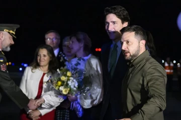 கனடா சென்ற ஜெலன்ஸ்கி : உக்ரைனுக்கு வலுக்கும் ஆதரவு