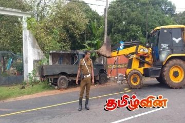 யாழில் பேருந்து தரிப்பிடத்துக்குள் புகுந்து விபத்துக்குள்ளான வாகனம்