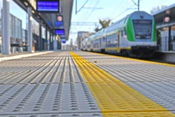 ரயில் நடைமேடைகளில் உள்ள மஞ்சள் கோடுகளுக்கான அர்த்தம் என்ன தெரியுமா?