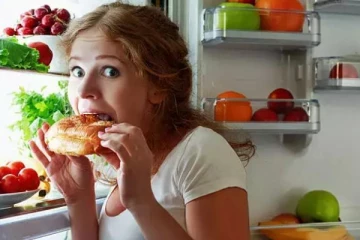 கடும் பசி எடுக்கும் போது தப்பி தவறிக்கூட இந்த உணவுகளை சாப்பிடாதீர்கள்