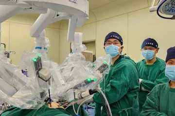 5000 கிலோ மீற்றர் தொலைவில் இருந்து நுரையீரல் கட்டியை அகற்றிய சீன வைத்தியர்