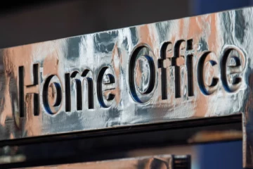 தரமற்ற உணவு, உணவில் பூச்சிகள்: பிரித்தானியாவில் மோசமாக நடத்தப்படும் புகலிடக்கோரிக்கையாளர்கள்