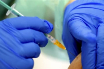 தாய்க்கு தடுப்பூசி போடுவதற்கு இளைஞனின் அசத்தலான செயல்!