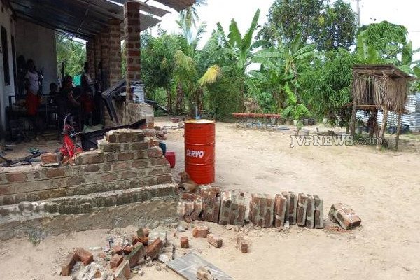 மட்டக்களப்பில் காட்டு யானைகள் அட்டூழியம்: அடித்து நெறுக்கப்பட்ட வீடுகள்! | Wild Elephants Enter Village Batticaloa Destroyed