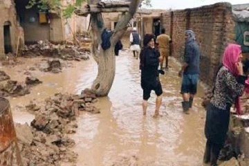 பலத்த மழை: மண்ணில் புதைத்த வீடுகள்... 5 பேர் பரிதாபமாக உயிரிழப்பு! அதிர்ச்சி சம்பவம்