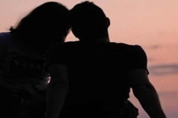 காதலனை விரட்டிவிட்டு இளம் பெண்ணிடம் சில்மிஷம் செய்த போலீஸ்! | Karaikal Cop Molests Girl At Beach Dismiss காதலனை விரட்டிவிட்டு இளம் பெண்ணிடம் சில்மிஷம் செய்த போலீஸ்! | Karaikal Cop Molests Girl At Beach Dismiss