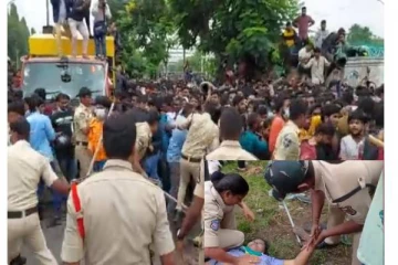 கிரிக்கெட் ரசிகர்கள் மீது போலீசார் தடியடி - பெண்கள் படுகாயம்