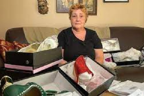 கனடாவில் பெண் ஒருவர் வீட்டுக்கு அடிக்கடி வரும் பொதிகள் | British Columbia Amazon Shoe Packages
