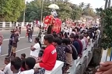 பெரஹரா ஊர்வலத்தில் யானையால் ஏற்பட்ட குழப்பநிலை! ஒருவர் வைத்தியசாலையில்