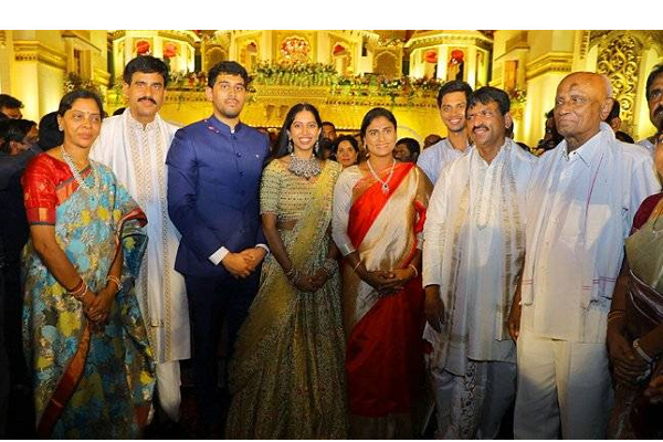 கோடிக்கணக்கில் மகளின் திருமணத்தை நடத்தி வியக்க வைத்த முன்னாள் எம்.பி ...