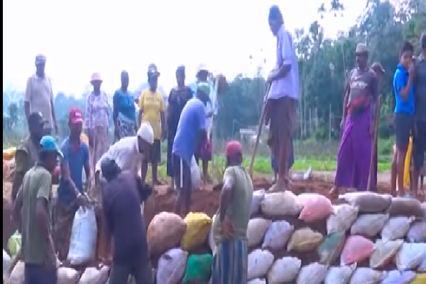 அரசாங்கம் வரும்வரை காத்திருக்காமல் களத்தில் இறங்கிய கிராம மக்கள் | Model Village Strength To Rebuild The Country