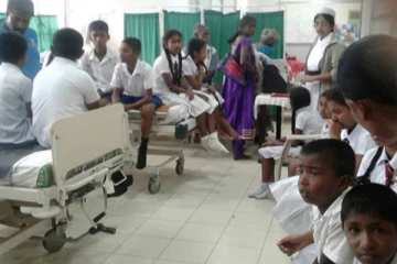 බස්රථය නැති නිසා ලොරියක පාසල් ගිය සිසුන් 13ක් ලොරි තට්ටුව කඩාවැටී රෝහලට