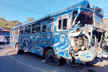 ஒரு மாதமாகியும் கண்டுகொள்ளாத அதிகாரிகள்; காட்சிப்பொருளான பேருந்து!(Photos)