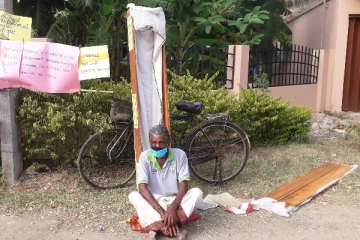 யாழில் சவப்பெட்டியுடன் சாகும்வரை உண்ணாவிரத போராட்டத்தில் ஈடுபட்டுள்ள நபர்!