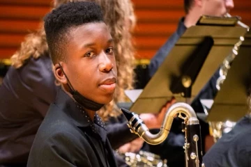 தவறாக வீடு மாறி சென்ற கறுப்பின இளைஞர் மீது துப்பாக்கி சூடு: சகோதரர்களை அழைக்க செல்கையில் நேர்ந்த சோகம்