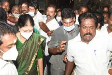 மீனாட்சி அம்மன் கோவிலில் சசிகலா சுவாமி தரிசனம்