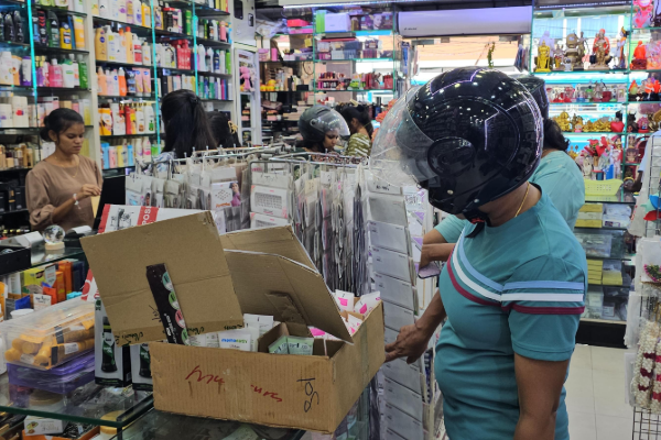 யாழ். நகரத்தில் சன நெரிசல்; புத்தாடை வாங்க முண்டியடித்த மக்கள் | Crowded Jaffna City People Rushing Buy New Clothes