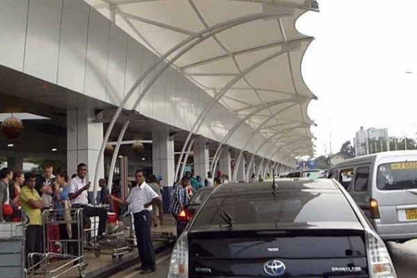 கல்முனை வர்த்தகர் விமான நிலையத்தில் கைது | Kalmunai Businessman Arrested At Airport