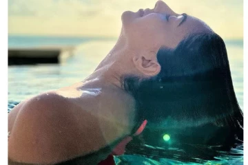 பிகினி உடையில் உச்சக்கட்ட கவர்ச்சியில் போஸ் கொடுத்த ஷங்கர் பட நடிகை - ஹாட் புகைப்படம் வைரல்