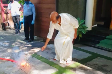 தீபாவளி அன்று வீட்டுக்கு வெளியே ரஜினிகாந்த் செய்த விஷயம்.. வைரல் வீடியோ இதோ