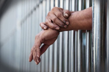 பிரான்சில் விடுதலையான நபரின் பைக்குள் மறைந்து தப்பிய கைதி