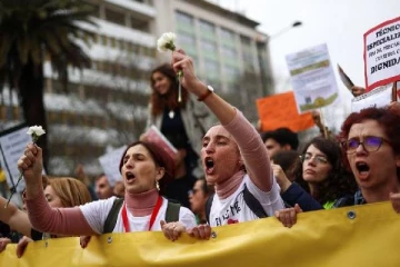 ஆசிரியர்களால் கடும் நெருக்கடியை எதிர்கொள்ளும் நாடு: முன்வைக்கும் கோரிக்கை