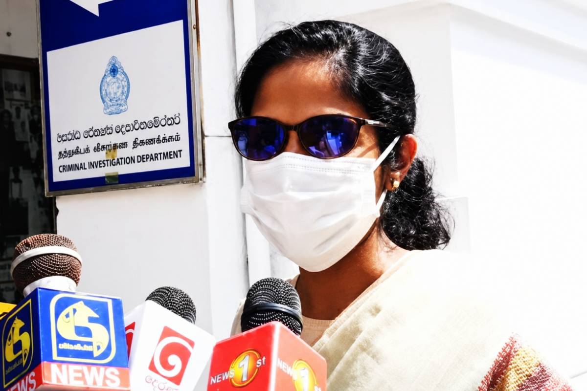 தன் பிள்ளைகளை பின்தொடரும் மர்ம நபர்...! சுரேஷ் சலேவின் மனைவி முறைப்பாடு | Manori Sale Files Complaint On Surveillance தன் பிள்ளைகளை பின்தொடரும் மர்ம நபர்...! சுரேஷ் சலேவின் மனைவி முறைப்பாடு | Manori Sale Files Complaint On Surveillance